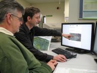 Garth Harmsworth and Landcare Research colleague Chris McDowall using the Māori Land Visualisation Tool.