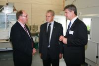 Landcare Research Chief Scientist David Whitehead (L) talks with Minister for Primary Industries Hon. David Carter (c) and Landcare Research CEO Richard Gordon (R).
