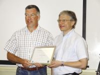 Peter Heenan receiving the New Zealand Journal of Botany prize from senior editor Kevin Gould. Image - NZJB