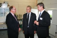Landcare Research Chief Scientist David Whitehead (L) talks with Minister of Primary Industries Hon. David Carter (c) and Landcare Research CEO Richard Gordon (R).  
