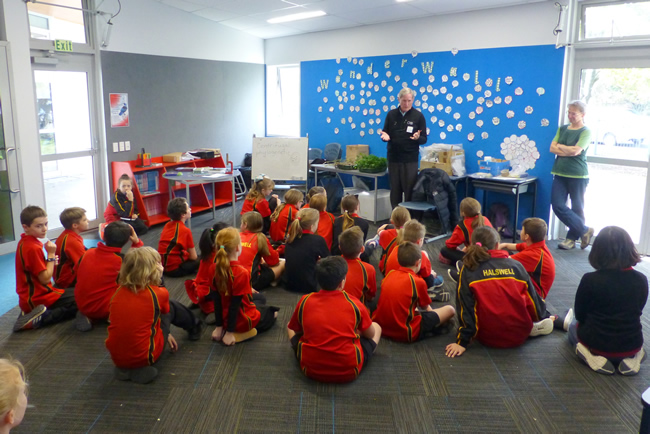 Manaaki Whenua’s biocontrol expert Hugh Gourlay teaching Halswell School students