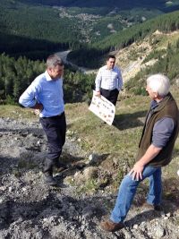 Mike explaining to the Hon Nathan Guy that, while reforestation has been effective in ‘shutting-down’ numerous other gullies within this forested area, the Tarndale and Mangatu gullies were already too large and unstable at the time of planting. (Photo courtesy Stuart Taylor from MPI)